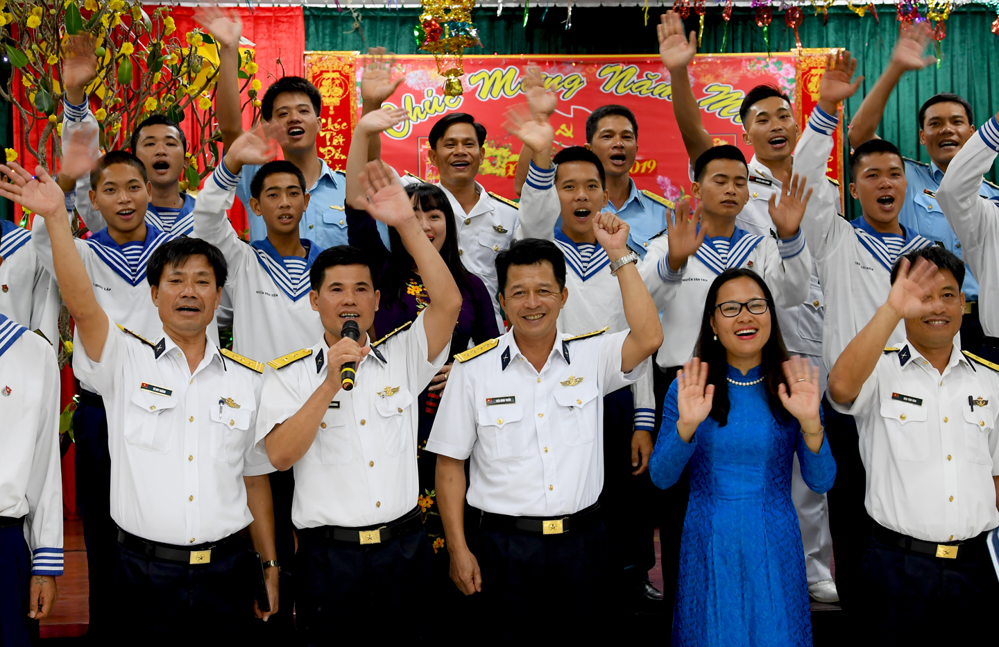 Quân, dân giữa trùng khơi gửi đất liền lời chúc mừng năm mới.